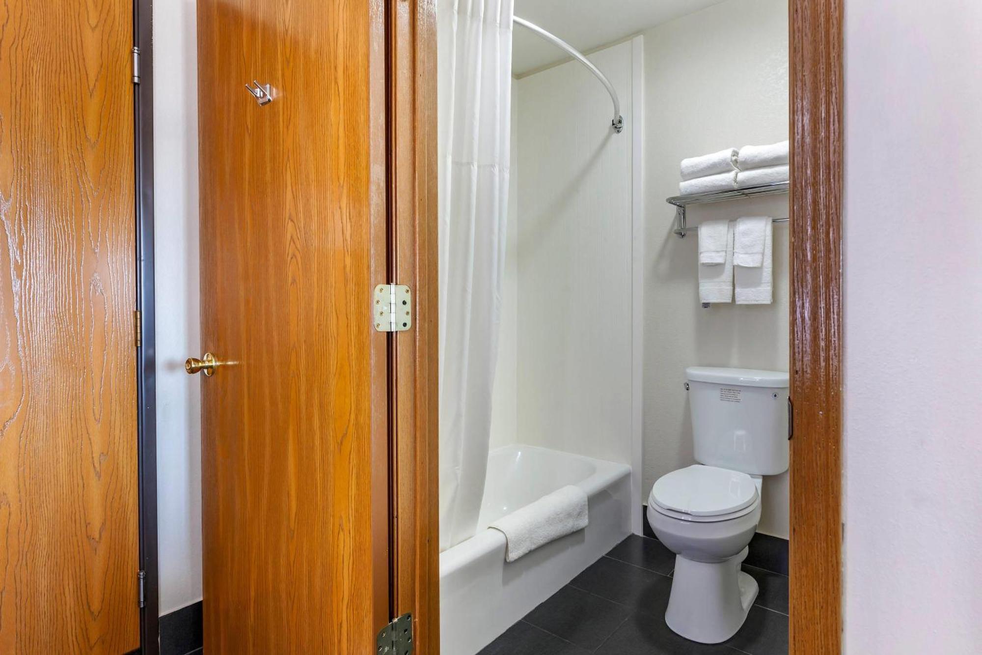 Quality Inn New London Buitenkant foto