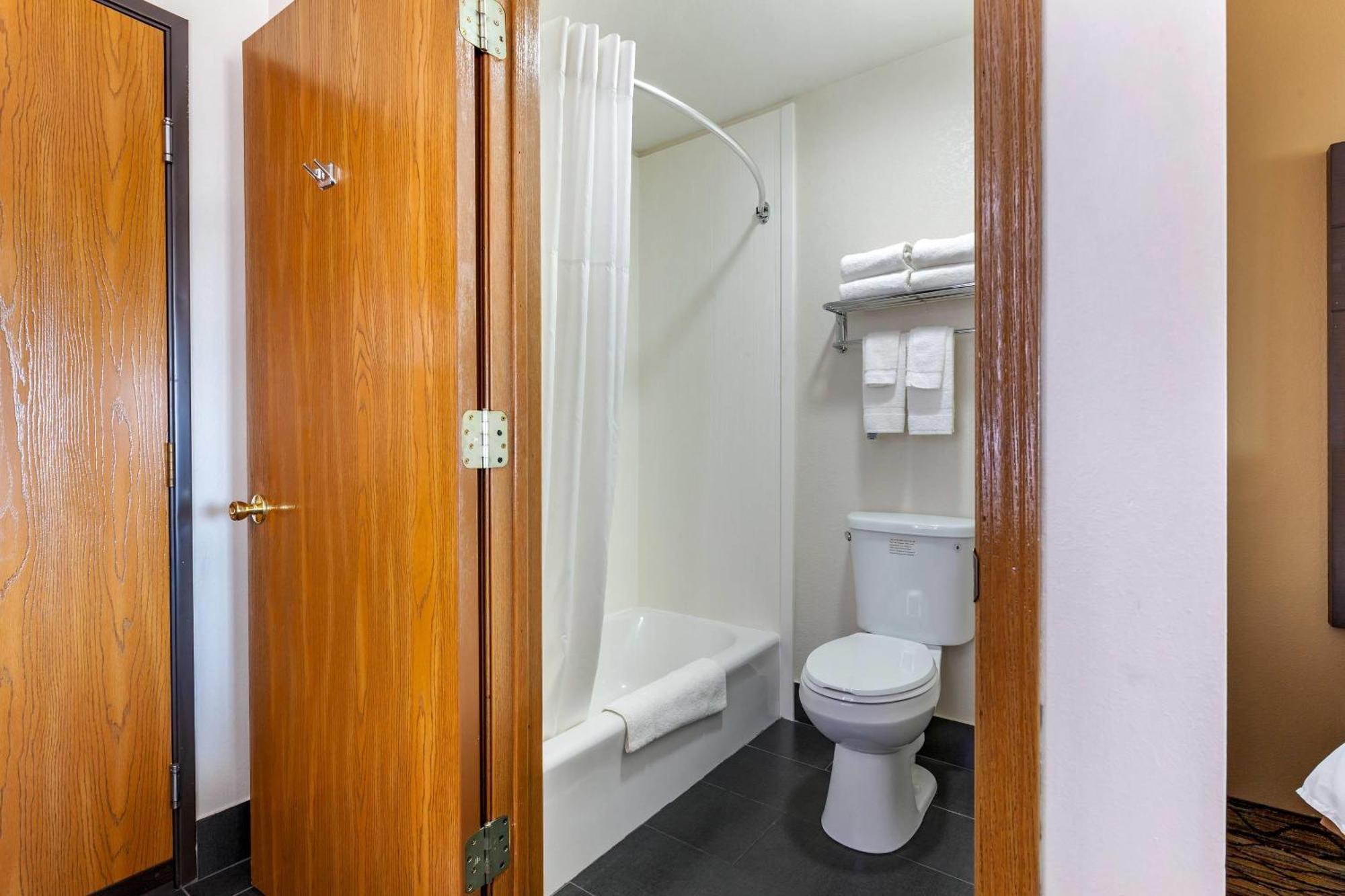 Quality Inn New London Buitenkant foto